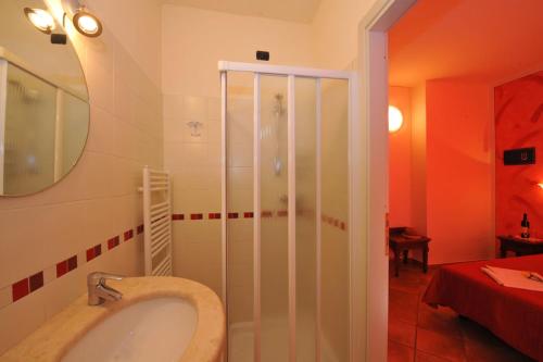 a bathroom with a sink and a shower at Agriturismo Lizzarola in Peschiera del Garda
