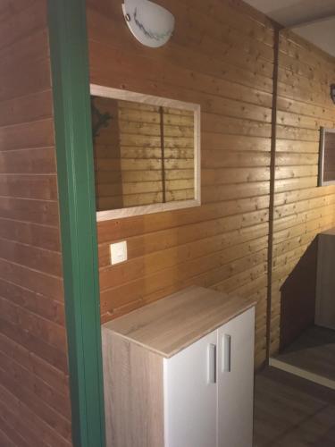 eine Sauna mit einer Holzwand und einem Fenster in der Unterkunft Ferienwohnung im Terrassenpark Sasbachwalden in Brandmatt