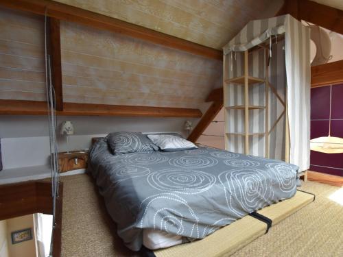 Giường trong phòng chung tại Breton stone house in Saint Gilles les Bois