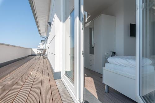 Ferienwohnungen Rosengarten في بورغيريندي-ريثفيش: غرفة مع شرفة مع سرير ونافذة