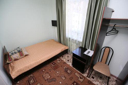 ウシンスクにあるКрасноярский пр-д одноместный экономの小さなベッドルーム(ベッド1台、椅子付)