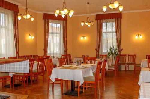 Pannon Hotel Bejelentkezés 20 óráig, Check-in until 20 o'clock, Einchecken bis 20 Uhrにあるレストランまたは飲食店