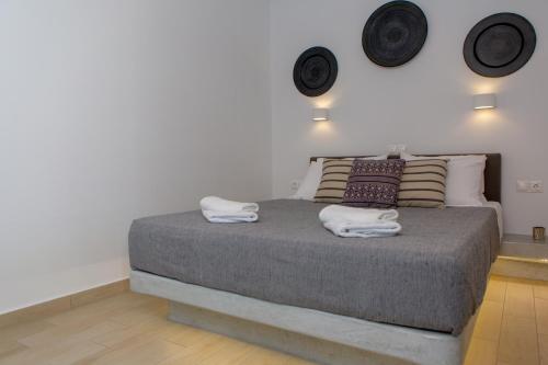 a bedroom with a bed with two towels on it at La isla in Naxos Chora