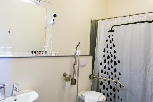 W łazience znajduje się prysznic, toaleta i umywalka. w obiekcie Höfn Inn Guesthouse w mieście Höfn
