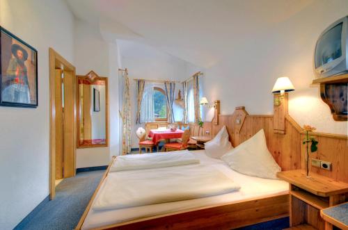 ein Schlafzimmer mit einem großen Bett in einem Zimmer in der Unterkunft Hotel-Restaurant Sonnhof in Radfeld