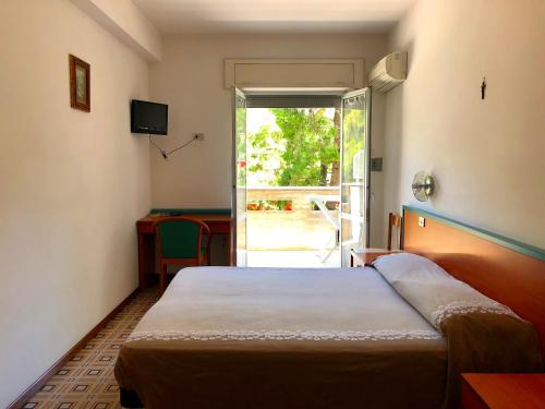 Un pat sau paturi într-o cameră la Hotel Pineta