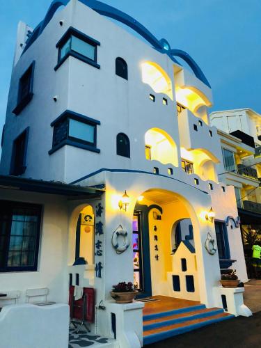 a large white building with a front entrance at 海灘戀情 Beach Love 近沙灘-國旅卡特約商店 陽台房 希臘地中海風格 in Eluan