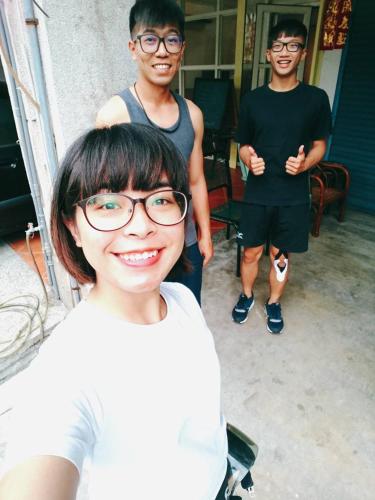 a group of three young people standing next to each other at 履舍民宿Footinn in Taitung City