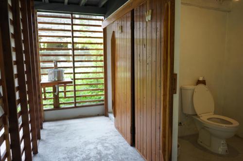 ランプーンにあるPickbaanのトイレと窓のあるバスルーム