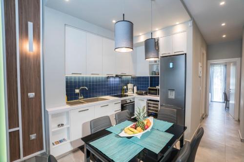 A kitchen or kitchenette at Mediterranean Luxury Apartment