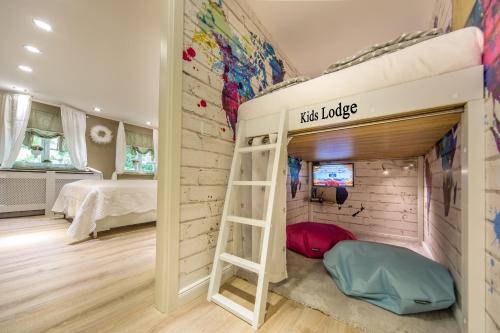 Luxuslodge Wernigerode في فيرنيغيروده: غرفة للأطفال مع سرير بطابقين وسلم