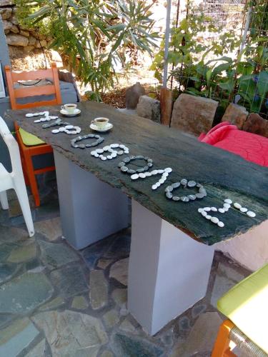 une table en bois avec un panneau en haut dans l'établissement Myrovolos, à Armenistis