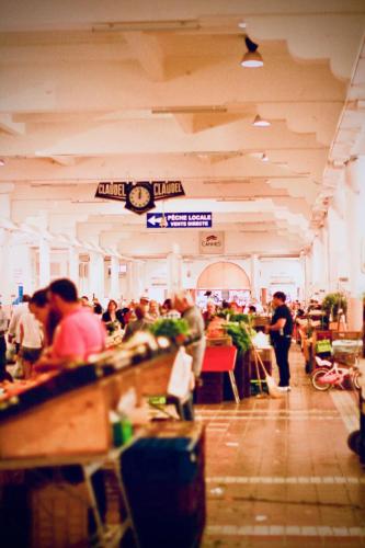 un groupe de personnes mangeant dans une épicerie dans l'établissement 90m2 Apartement - Les Palmiers de Cannes, à Cannes