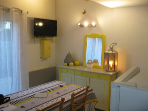 een kamer met een tafel met een spiegel en een spiegel bij Pavillon de vacances chic et moderne in Plage dʼArgelès