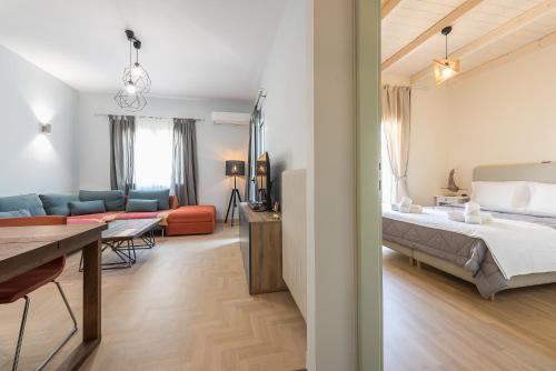 ein Schlafzimmer mit einem Bett und ein Wohnzimmer in der Unterkunft Athens Tower Boutique Apartment in Athen