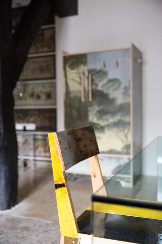 a glass table with a sign on top of it at Hotel Napoleonschuur in Amerongen