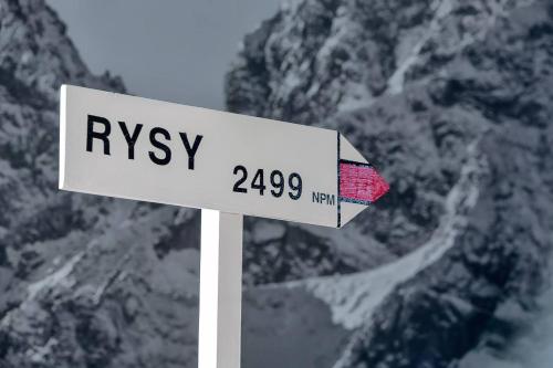 a white sign with the wordray on it in front of a mountain at Rysy in Bukowina Tatrzańska