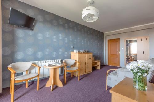 a living room with a table and chairs at Rysy in Bukowina Tatrzańska