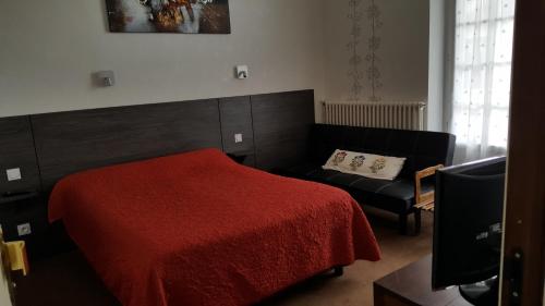 Ліжко або ліжка в номері Hôtel du Puy d'Alon