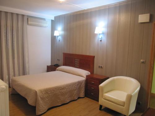 Un pat sau paturi într-o cameră la Hotel Corona de Castilla