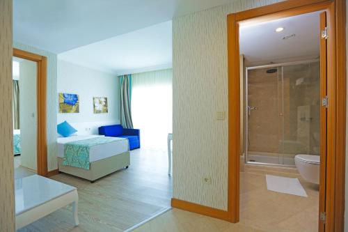 una camera d'albergo con un bagno e una camera da letto di Asteria Bloom Side a Kızılağaç