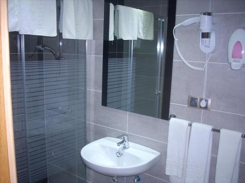 A bathroom at Hotel Corona de Castilla