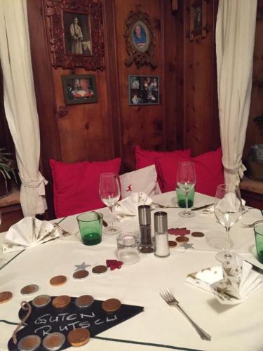 Ein Restaurant oder anderes Speiselokal in der Unterkunft Gasthof Kirchbrücke 