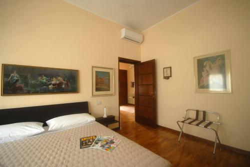 a bedroom with a bed and a painting on the wall at Bed and Breakfast Monterosa in Sesto Calende