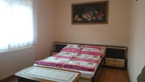 Un pat sau paturi într-o cameră la Agáta Apartman
