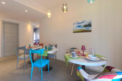 a dining room with two tables and chairs at B&B Da Peo in Porto San Giorgio