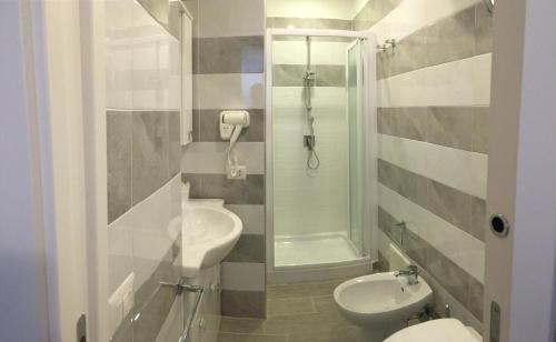 y baño con lavabo, aseo y ducha. en Le Torri Aragonesi, en Nápoles