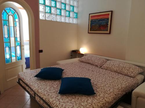 モンテロッソ・アル・マーレにあるCasa Del Carugioのベッドルーム1室(青い枕のベッド1台付)