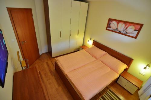 1 dormitorio pequeño con 1 cama en una habitación en Apartmán KLAUDIA Tále, en Tale