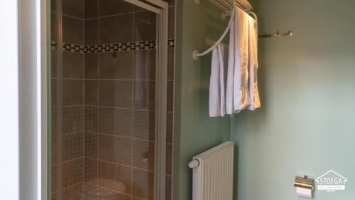 Kamar mandi di B&B Stoega