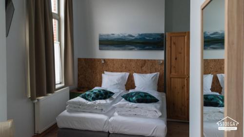 Rúm í herbergi á B&B Stoega