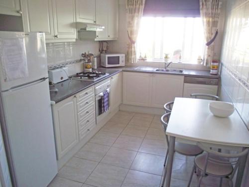 A kitchen or kitchenette at Oasis Parque Apartment 81 D