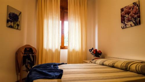 a bedroom with a bed and a window at Condominio Moschettieri trilocale in Bibione