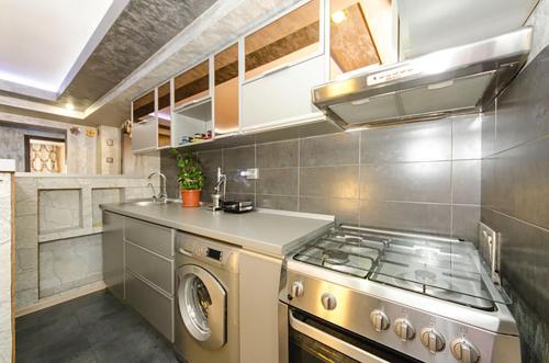Η κουζίνα ή μικρή κουζίνα στο Grand Apartments