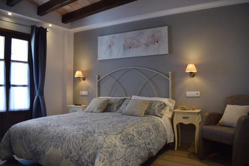 1 dormitorio con 1 cama y 1 silla en L'Arbolea de Rodiles, en Villaviciosa