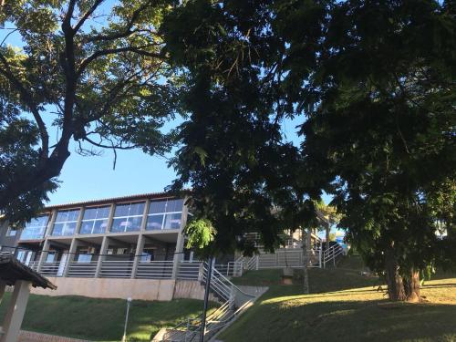 a building with a tree in front of it at Refúgio Escarpas do Lago in Capitólio