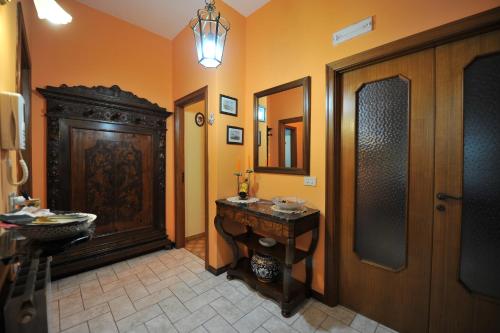 baño con lavabo y armario de madera en Estate4Home - Orange Dreams en Sant'Agnello