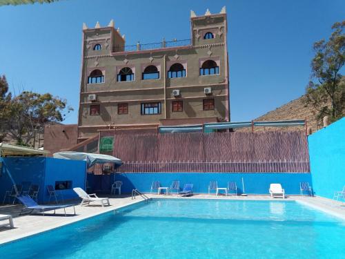 a building with a swimming pool in front of a building at Auberge Restaurant le Safran in Taliouine