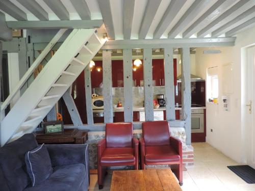 un salon avec deux chaises et un escalier dans l'établissement Gîte les Nenuphars, à Coquainvilliers