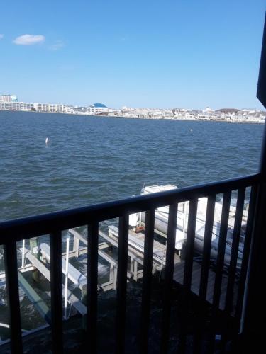 Blick auf das Wasser von einem Kreuzfahrtschiff in der Unterkunft Bahama Princess Condos in Ocean City