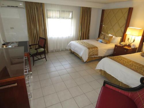 a hotel room with two beds and a window at Gran Hotel Nacional in David