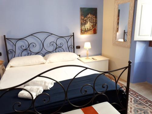 1 dormitorio con 1 cama con marco negro en Residenza Sofia Pandora, en Carloforte