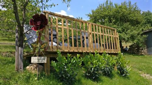 a wooden bridge with a car in a yard at Winzerhaus im Schilcherland in Steinreib