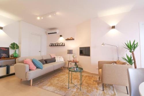 salon z kanapą i stołem w obiekcie La Tierra Sur apartment Malaga Center w Maladze