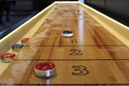 a bowling alley with red and blue balls on it at O'Cairns Inn and Suites in Lompoc