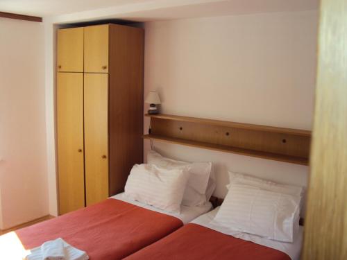una camera d'albergo con due letti e un armadio di Apartment Lemon a Dubrovnik